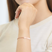 Dieses Foto zeigt ein Tragebeispiel des rosévergoldeten Armbands mit Gravurplatte aus 925er Silber