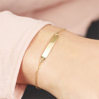 Dieses Foto zeigt ein Tragebeispiel des Armbands mit Herzanhänger aus vergoldetem 925er Silber