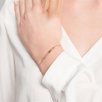 Dieses Foto zeigt ein Tragebeispiel des Armbands aus rosévergoldetem 925er Silber