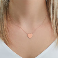 Dieses Foto zeigt ein Tragebeispiel der Herzkette aus rosévergoldetem 925er Silber