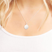 Dieses Foto zeigt ein Tragebeispiel der Kette mit rundem Anhänger aus 925er Silber