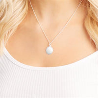 Dieses Foto zeigt ein Tragebeispiel der Kette mit rundem Anhänger aus 925er Silber