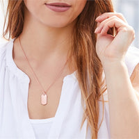 Dieses Foto zeigt ein Tragebeispiel der Kette aus rosévergoldetem 925er Silber