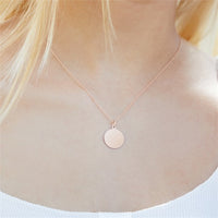 Dieses Foto zeigt ein Tragebeispiel der rosévergoldeten Kette aus 925er Silber