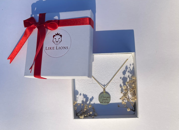 Dieses Bild zeigt eine gravierte Kette, welche in einer offenen Geschenkbox.