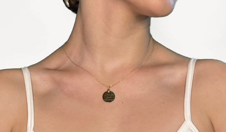 Dieses Foto zeigt ein Tragebeispiel einer gravierbaren Kette als untergeordnetes Beispiel für die allgemeine Kategorie der Ketten.
