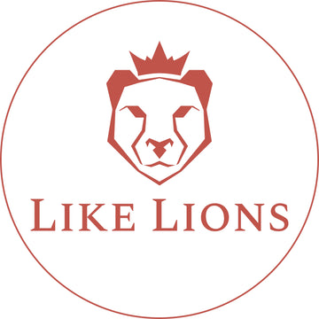 Dieses Foto zeigt das Logo des Shops mit dem Namen „Like Lions“. Zu sehen ist ein weiblicher Löwenkopf, welcher eine Krone auf den Haupt trägt. Darunter ist in Großbuchstaben der Name „Like Lions“ zu sehen. Umschlossen ist dieser Inhalt mit einem Kreis.
