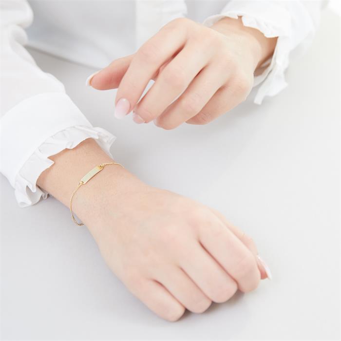 Dieses Foto zeigt ein Tragebeispiel des Armbands mit Gravurplatte aus 333er Gold