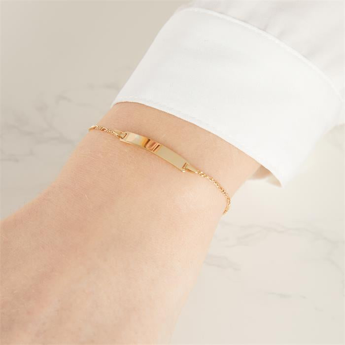Dieses Foto zeigt ein Tragebeispiel des Armbands mit Herzanhänger aus vergoldetem 925er Silber