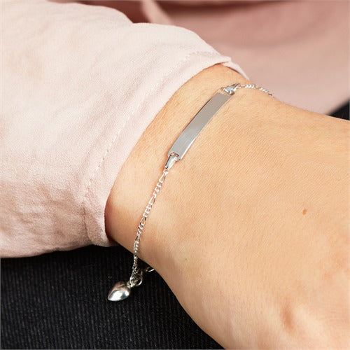 Dieses Foto zeigt ein Tragebeispiel des Armbands mit Herzanhänger aus 925er Silber