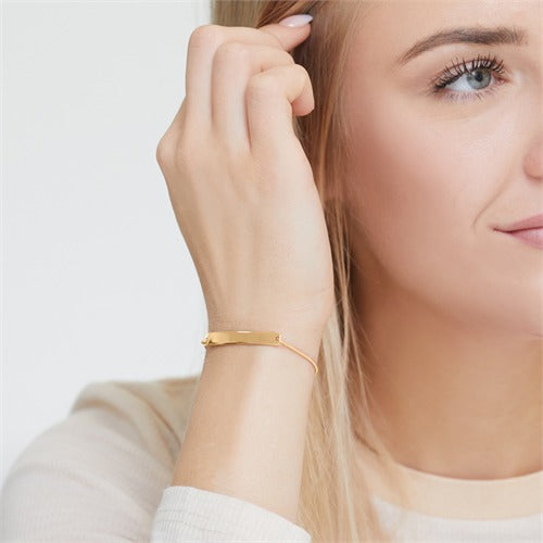 Dieses Foto zeigt ein Tragebeispiel des Armbands mit Schlaufenverschluss aus vergoldetem 925er Silber