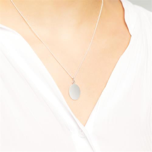 Dieses Foto zeigt ein Tragebeispiel der Kette mit ovalem Anhänger aus 925er Silber